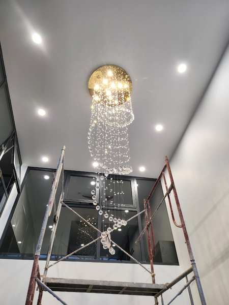Đèn chùm pha lê thả thông minh PL071, Inox gương trắng tròn, 50 dây pha lê, 4 mắt COB dimmer có điều khiển xa, KT(mm): D600 x H2100