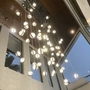 Bộ đèn chùm chao 3D TH510 gồm 88 quả tích hợp led 3 màu, thả tự do, mâm hình elip inox gương vàng, KT(mm): E1700 x W1100 x H3500