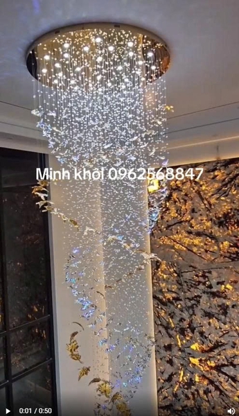 Đèn chùm Bướm pha lê cao cấp 064PL gồm 300 bướm pha lê, 45 lá phong, 18 đèn COB, D40 dimmer 3 màu có dk xa, mâm tròn inox gương vàng, KT(mm): 1200*3900