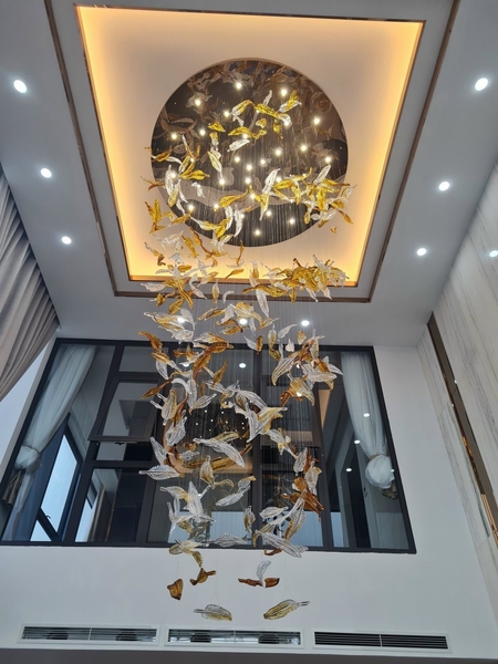 Đèn chùm pha lê thả thông minh PL045 lá lông chim dimmer 3 màu có điều khiển xa, mâm inox gương trắng tròn, 37 mắt COB,KT(mm): D1500xH5500, 240 lá