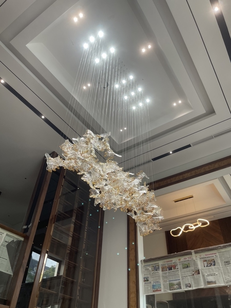 Đèn chùm pha lê thả thông minh PL059, không mâm, 139 lá thủy tinh trắng trong vảy vàng, 18 mắt COB dimmer có điều khiển xa, KT(mm): L2200*W600*H3600