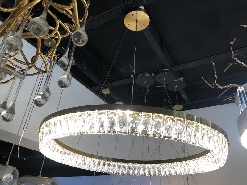 Đèn chùm Ring pha lê tam giác bo tròn thân mạ đồng, tích hợp led dimmer 3 màu, mã TH515.1, KT (mm): D500, bản 60x90