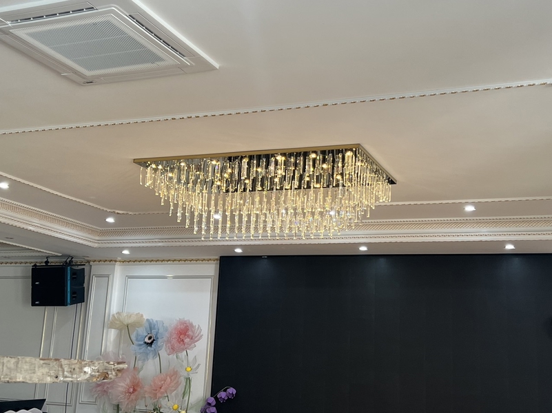 Đèn chùm pha lê thả thông minh PL024.B sử dụng thanh tam giác 22 x H150mm, 28 mắt COB dimer 3 màu có điều khiển xa, mâm hình chữ nhật inox gương vàng , KT(mm): L2000*W1160*H600
