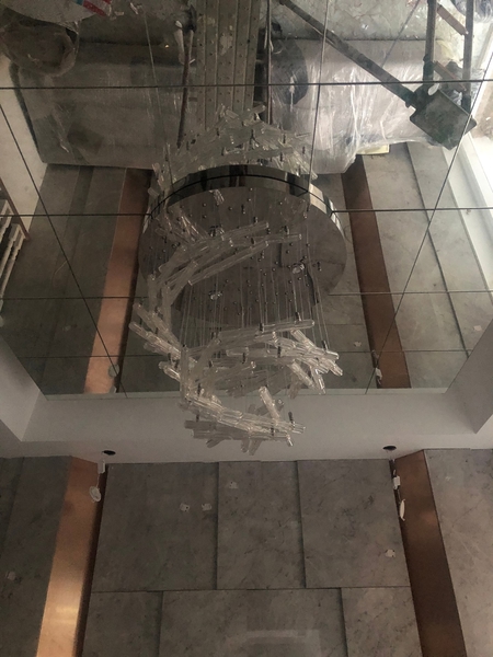 Đèn chùm pha lê thả thông minh PL081 gồm 50 ống D30 x H300mm có đèn G4 ánh sáng vàng, mâm tròn inox trắng dày 1mm gương 8k, 03 mắt COB, KT(mm): D800 x H700