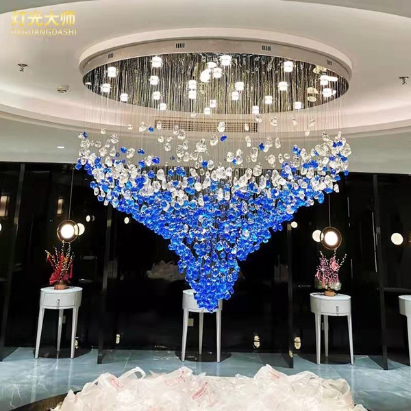 Đèn chùm pha lê thả thông minh PL065 viên đá, mâm tròn inox gương trắng 8K , 2000 viên đá xanh nước biển và trắng, 28 mắt COB dimmer có điều khiển xa, KT(mm): D1500 x H1200