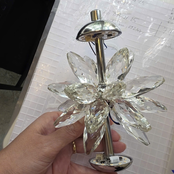 Quả cầu 549_02 :24 cánh hoa phale thân màu bạc, đã tích hợp led 3 màu, trên dưới, chưa có dây, đế KT(mm): D120