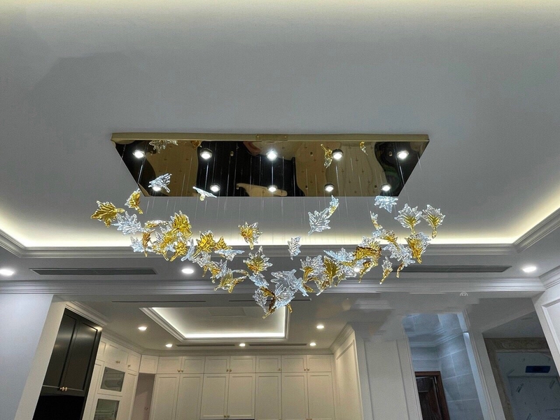Đèn chùm pha lê thả thông minh PL030 gồm 68 lá phong chia 3 màu, 10 mắt COB dimmer có điều khiển xa, mâm hình chữ nhật inox gương vàng, KT(mm): 1500x500x600
