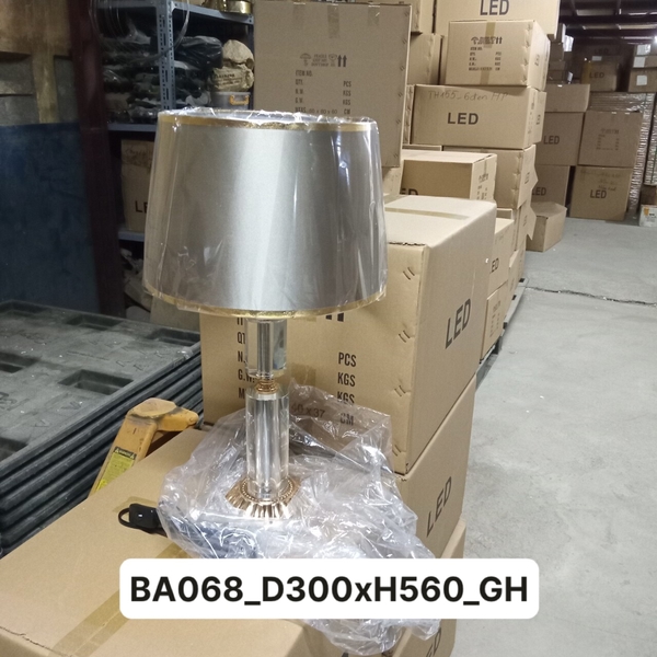 Đèn bàn BA068, thân pha lê + chao vải ghi, KT(mm): D300 x H560
