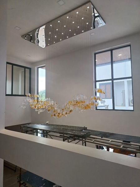 Đèn chùm pha lê thả thông minh PL030 gồm 250 lá phong chia 3 màu, 36 mắt COB dimmer có điều khiển xa, mâm hình chữ nhật inox gương trắng, KT(mm): L3000 x W1200 x H3000