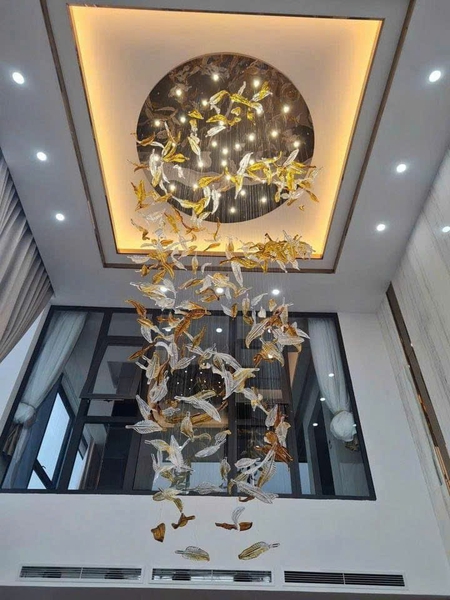 Bộ đèn chùm lá lông vũ 045PL gồm 200 lá lông vũ, 17 đèn dimmer 3 màu D40 có điều khiển xa, mâm tròn inox gương trắng, KT(mm): D900 x H3500