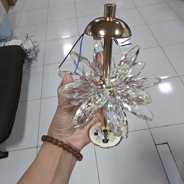 Quả cầu 549_02: 24 cánh hoa phale thân màu vàng, đã tích hợp led 3 màu, trên dưới, chưa có dây, đế KT(mm): D120