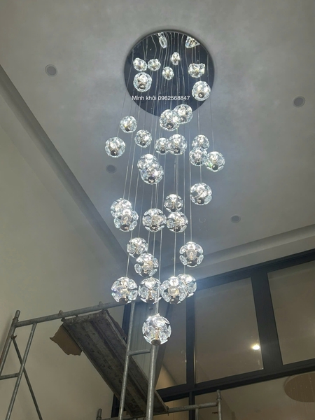 Bộ đèm chùm TH540 gồm 34 quả thả tự do, mâm tròn inox gương trắng, KT(mm): 800 x 3000