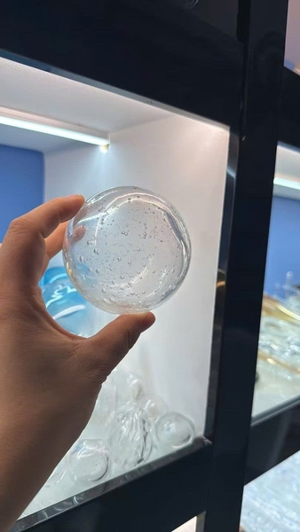 Bộ đèn chùm lá lông vũ PL045 gồm 220 lá lông vũ và 120 thủy tinh bọt khí pha lẫn, mâm tròn inox gương vàng 8K, 20 đèn COB dimmer 3 màu L55 có điều khiển xa . KT(mm): 1600x4600