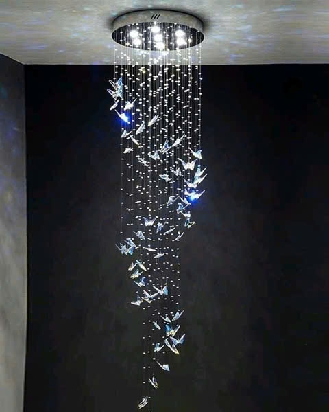Đèn chùm Bướm pha lê cao cấp 064PL gồm 125 bướm pha lê, 12 đèn dimmer 3 màu có đk xa, đế inox gương vàng tròn, KT(mm): 800*3500