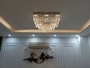 Đèn chùm pha lê thả thông minh PL024 gồm 3 tầng thanh tam giác trắng, hạt D40 đèn led COB dimer 3 màu có điều khiển xa, mâm inox gương trắng hình chữ nhật, KT(mm): 1500 x 600 x 450