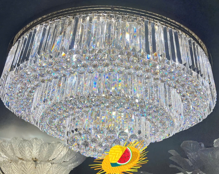 Đèn chùm pha lê thả 3 tầng PL024 gồm mâm inox 304 tròn gương trắng, 278 hạt D40 Asfour, thanh pha lê dài 150mm, đèn 3 màu dimmer, có điều khiển xa, KT(mm): V1000xH450