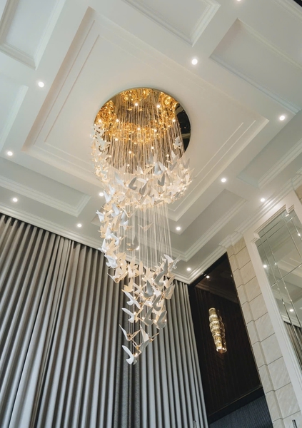 Đèn chùm pha lê thả PL072 chim Acrylic tán quang, gồm 100 con chim chia 2 màu: trắng và vàng xanh, bóng ánh sáng vàng, mâm inox gương trắng, KT(mm): D1000 x H2800