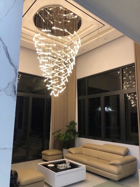 Đèn chùm pha lê thả thông minh PL081 gồm 75 ống trúc có đèn G4 ánh sáng vàng, mâm tròn inox   gương 8k màu trắng. KT(mm): D900 x H3200