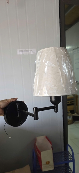 Đèn tường thân đen, chao vải