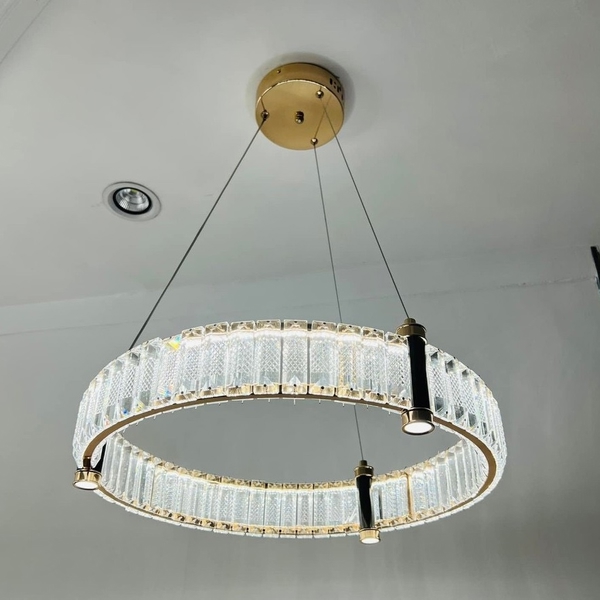Đèn chùm Ring pha lê tam giác nhám 50% rọi điểm thân mạ đồng, tích hợp led dimmer 3 màu, mã TH513.1, KT (mm): D400 bản 30x75