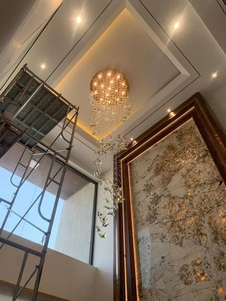 Đèn chùm pha lê thả thông minh PL064 ,68 bướm pha lê 12 Đèn dimmer 3 màu D40 có điều khiển xa, inox gương trắng tròn, KT(mm): D800 X H1900
