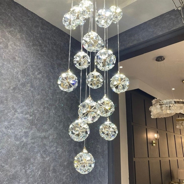 Bộ đèn chùm thông tầng TH540, mâm tròn inox gương vàng, gồm 30 quả thả tự do tích hợp led + G4 x 01, KT(mm): D800 x H4000