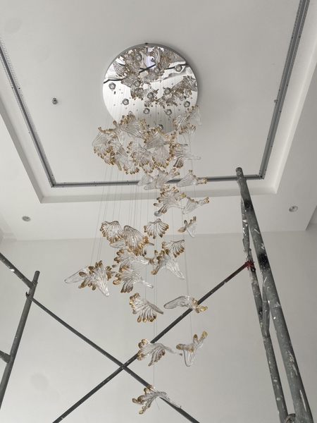 Đèn chùm pha lê thả thông minh PL059, mâm tròn inox gương trắng, 58 lá thủy tinh trắng trong vảy vàng, 13 mắt COB dimmer có điều khiển xa, KT(mm): D800 x H2200