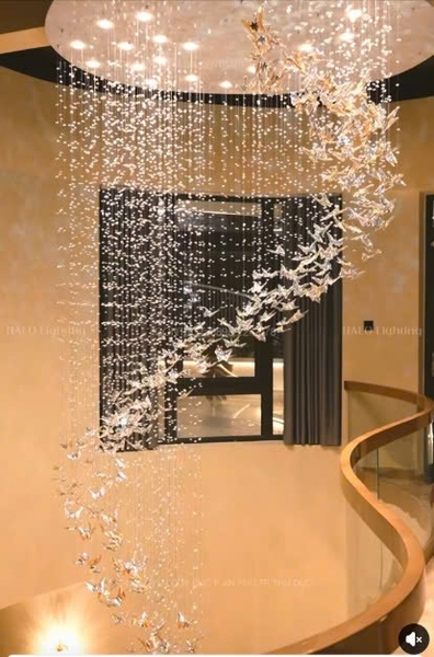 Đèn chùm Bướm pha lê cao cấp 064PL gồm 200 bướm pha lê, mâm tròn inox gương trắng, 28 đèn dimmer 3 màu L40 có điều khiển xa, KT(mm): D1500 x H3800