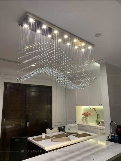 Đèn thông tầng pha lê 007PL1 ,mâm inox gương trắng , dây pha lê có 10 hạt nhỏ  : 160 dây, đèn dimmer 3 màu COB có điều khiển xa D40: 18 cái KT(mm):2000x240x3000