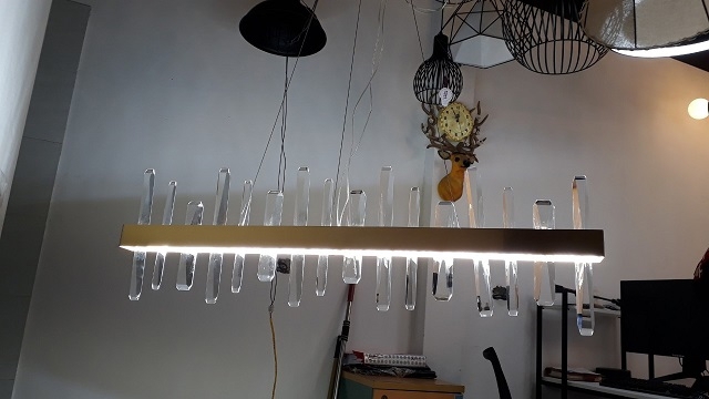 Đèn thả viền Inox gương vàng, tích hợp Led, 3 chế độ ánh sáng, có điều khiển từ xa_TH434 Kích thước: 100x250x350mm