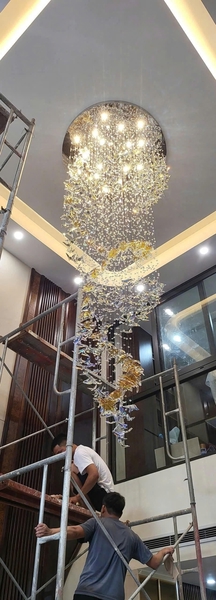 Đèn chùm Bướm pha lê cao cấp 064PL1 gồm 120 bướm dây pha lê, 27 lá phong, mâm tròn inox gương 8K màu trắng, 12 đèn dimmer COB thấu kính L55 3 màu có điều khiển xa, KT(mm): D1000 x H3500