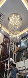 Đèn chùm Bướm pha lê cao cấp 064PL1 gồm 120 bướm dây pha lê, 27 lá phong, mâm tròn inox gương 8K màu trắng, 12 đèn dimmer COB thấu kính L55 3 màu có điều khiển xa, KT(mm): D1000 x H3500
