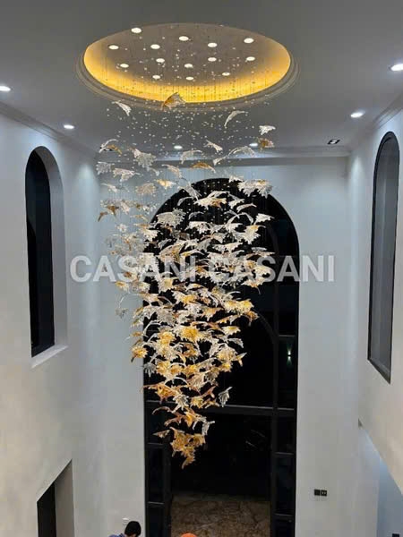 Đèn thông tầng lá phong nghệ thuật 030PL, mâm inox gương vàng gồm 200 lá phong chia 3 màu dây có hạt pha lê, 18 đèn dimmer D40 3 màu có điều khiển xaKT(mm): D1000*H2500