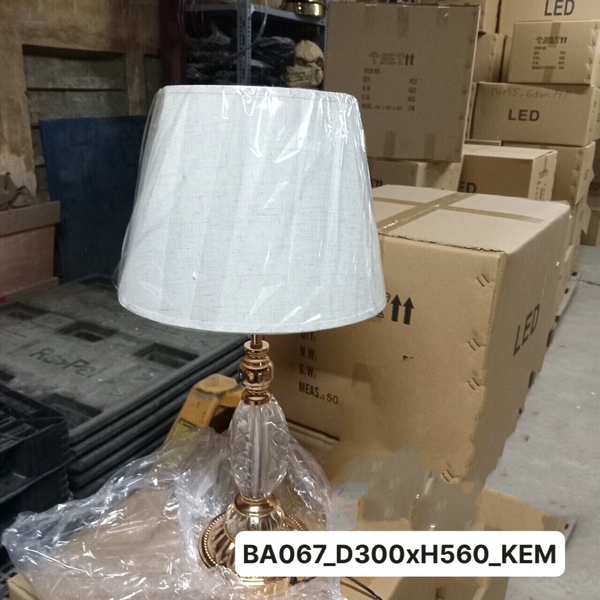 Đèn bàn BA067, thân pha lê + chao vải kem, KT(mm): D300 x H560
