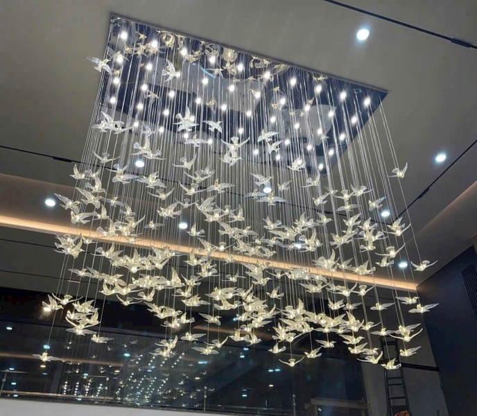 Đèn chùm pha lê thả PL072 chim Acrylic tán quang, gồm 70 con chim thả tự do, bóng 3 màu , mâm inox gương trắng hình chữ nhật, KT(mm): 1000 x 1000 x H2200