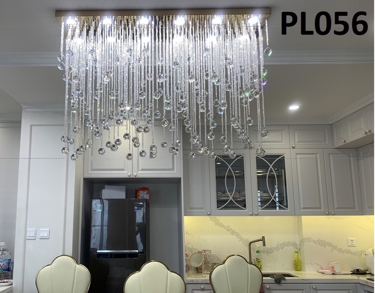 Đèn chùm pha lê thả thông minh PL056 gồm 65 dây pha lê, 08 mắt COB dimmer có điều khiển xa, mâm hình chữ nhật inox gương vàng, KT(mm): 900 x 300 x 700