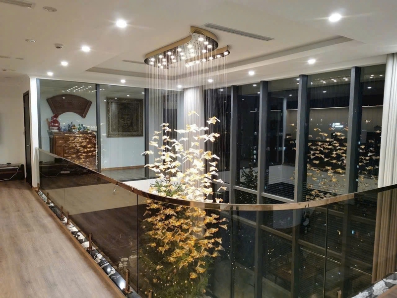 Đèn chùm pha lê thả thông minh PL059 gồm 180 lá vảy vàng, 20 mắt COB dimmer có điều khiển xa, mâm hình tròn inox gương đen, KT(mm): D1500 x H3300