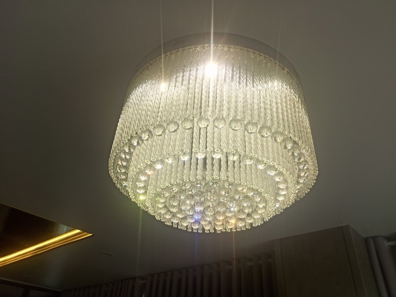 Đèn chùm pha lê thả thông minh PL024 gồm 3 tầng dùng thanh xoắn thẳng trắng và hạt pha lê D40mm, mâm inox gương trắng tròn, KT(mm): D600 x H500