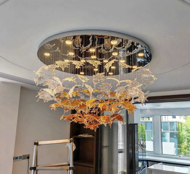 Bộ đèn chùm nghệ thuật PL030 gồm 45 lá phong, 12 đèn dimmer 3 màu L40, mâm tròn inox gương trắng, KT(mm): 600*800