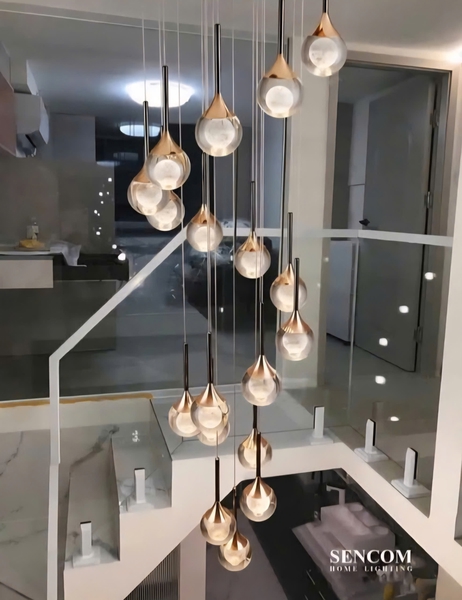 Đèn thả thủy tinh đơn 524THD gồm 30 đèn thả giọt nước tích hợp led 3 màu, mâm tròn inox gương trắng, KT(mm): D800 x H4000