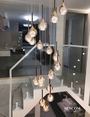 Đèn thả thủy tinh đơn 524THD gồm 30 đèn thả giọt nước tích hợp led 3 màu, mâm tròn inox gương trắng, KT(mm): D800 x H4000