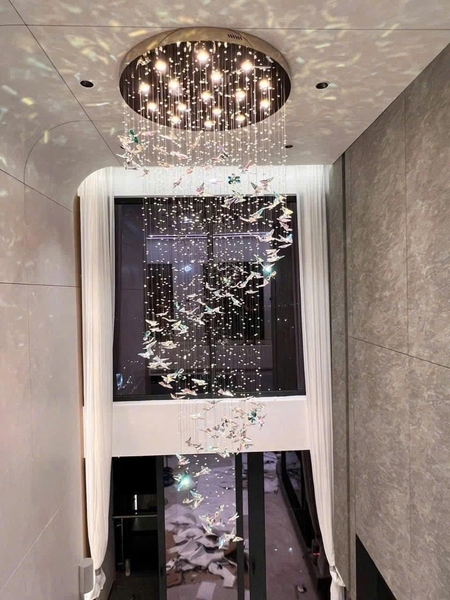 Đèn chùm pha lê thả thông minh PL064, gồm 300 bướm chia 2 kích thước : to và trung, dây đính hạt cườm, 25 đèn COB, D40 dimmer 3 màu có đk xa, mâm inox gương trắng, KT(mm): D1500XH4000