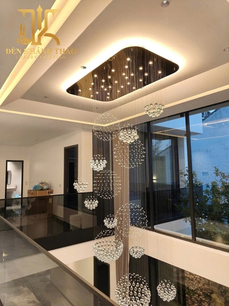 Đèn chùm pha lê thả thông minh 008PL, theo thiết kế, mâm inox gương vàng bo góc tròn, âm trần, mắt COB dimmer L40 có điều khiển xa, KT(mm): L2400 x W1200 x H2800