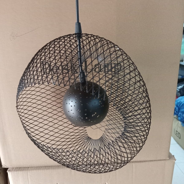 Đèn thả xuyên sáng, chao đen lòng vàng, lưới đen_TH395 Kích thước: 300x140mm
