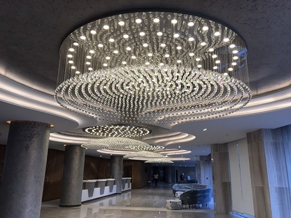 Đèn chùm phale PL007, hạt pha lê trắng và thanh pha lê xoắn màu trắng, mâm tròn inox gương trắng, 58 mắt COB dimmer có điều khiển xa, KT (mm): D2000 x H450