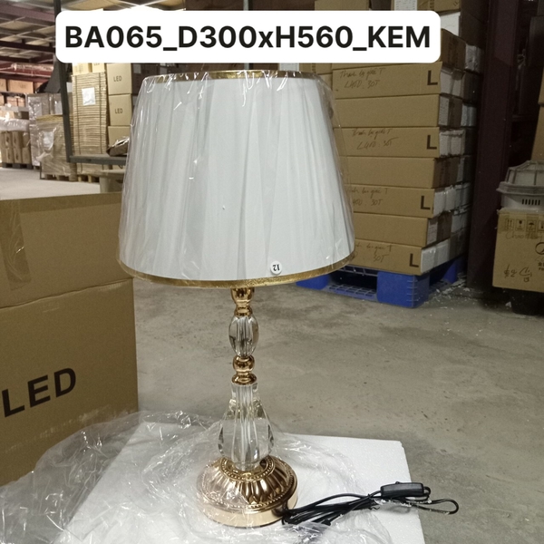 Đèn bàn BA065, thân pha lê + chao vải kem, KT(mm): D300 x H560