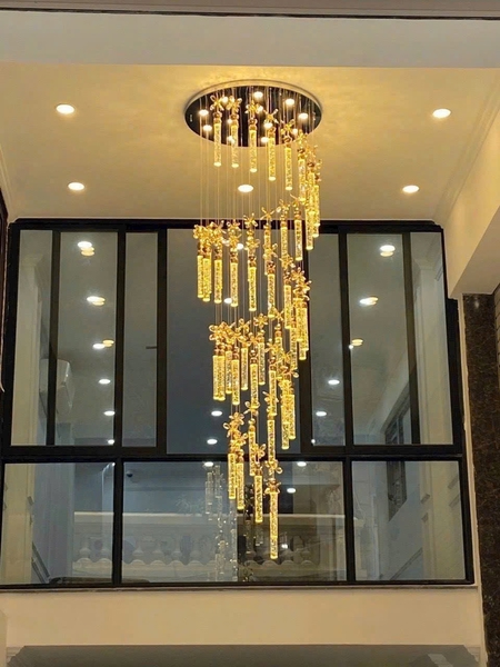 Bộ đèn chùm TH474 có hoa, mâm tròn inox gương vàng, 80  thanh có hoa 6 cánh màu trắng ,6 mắt COB dimmer D40 có điều khiển xa , KT(mm): D800 x H4700