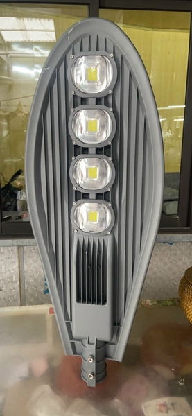 Đèn đường công suất 200W, màu ghi, ánh sáng trắng