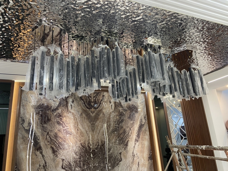 Bộ đèn chùm TH336A, 91 ống thân sơn đen KT(mm): D40xH400, mâm inox gương trắng trơn, KT (mm): 2540x600x1200