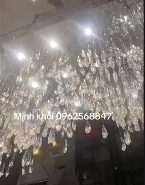 Đèn thông tầng pha lê giọt nước cao cấp 115PL, gồm 880 pha lê giọt nước, 25 đèn dimmer L40, mâm inox gương vàng hồng KT(mm): L1500 x W1000 x H900
